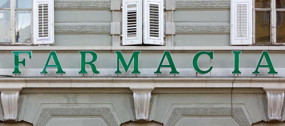 Italian,And,Spanish,Pharmacy,Sign,Over,The,Facade,Of,A